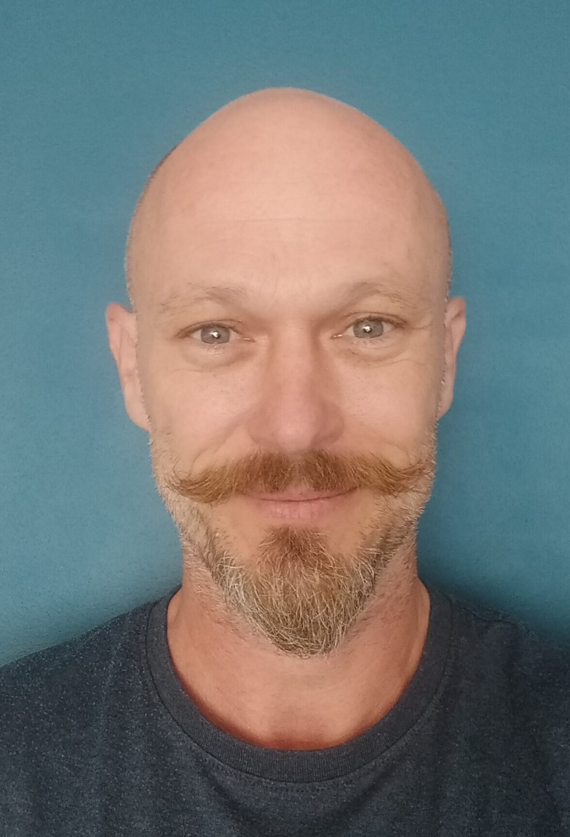 Famille souriante en thérapie familiale à Nice